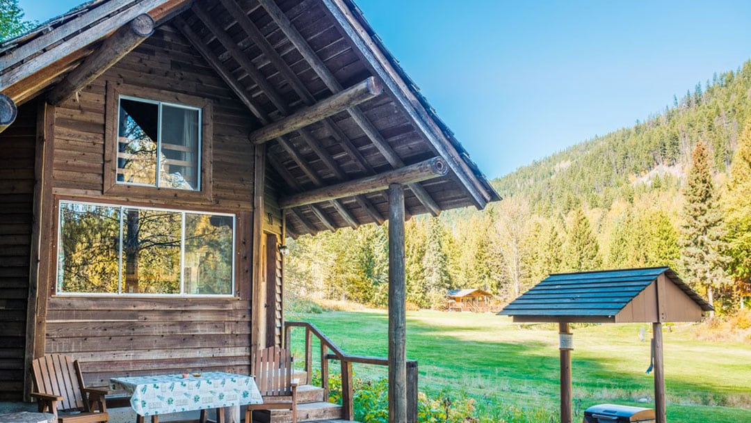 Cozy-Cabins---Cabin-Rentals-BC---Lakefront-Private-Resort--Bear-Cabin--1080-Gallery-2-003