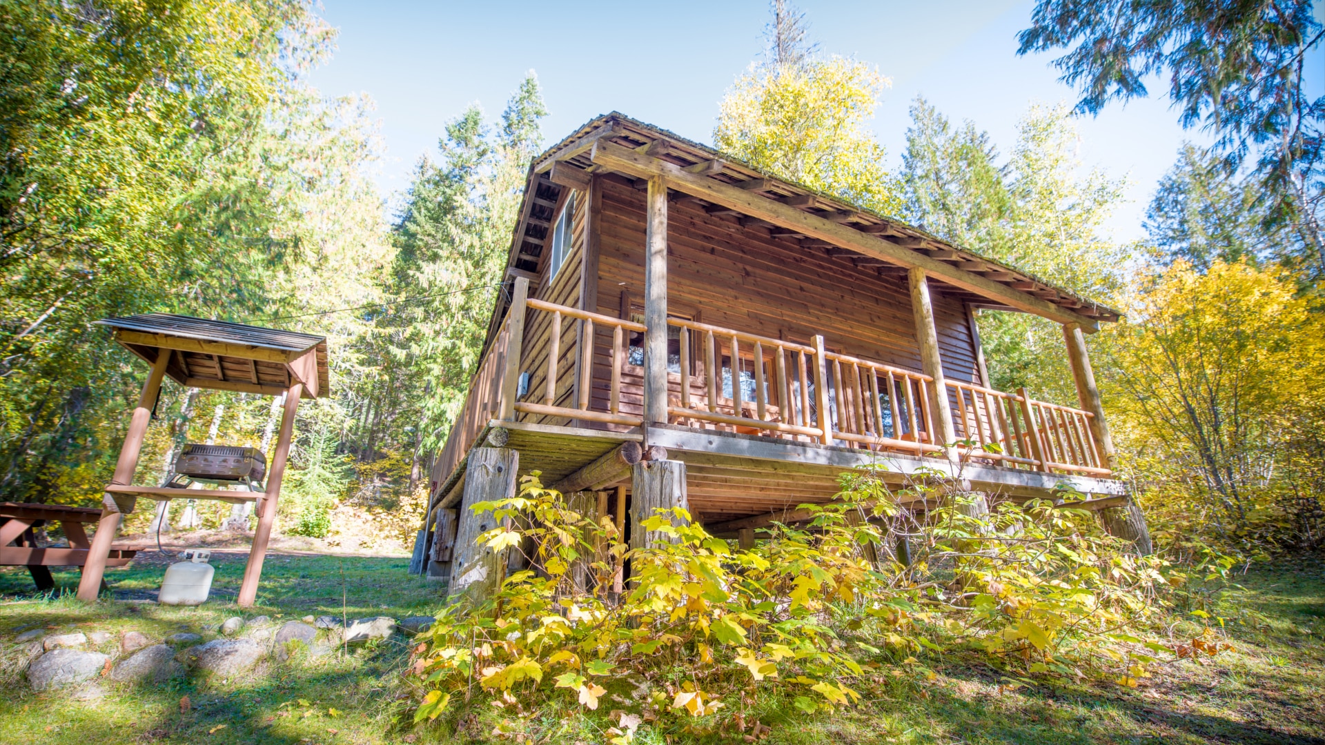 Cozy Cabins - Cabin Rentals BC - Lakefront Private Resort - Echo Lake - Beaver - Hero - 001