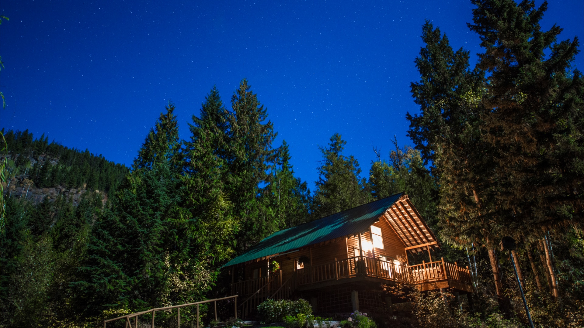 Cougar Cabin With Private Hot Tub on Deck & Near the Lake