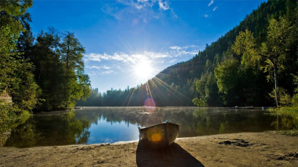 Cozy Cabins Lakefront Cabin Rentals in BC Echo Lake Winter & Summer